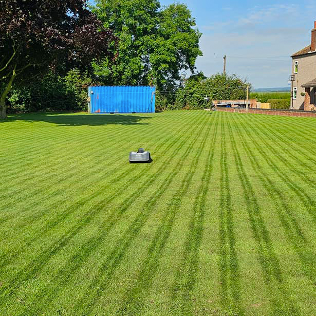 NOVABOT Roboter-Rasenmäher N2000 – 5000 m² – GPS – ohne Kabel – Schwarz – Auf Lager – Image 5